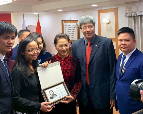 Chủ tịch Quốc hội Nguyễn Thị Kim Ngân trò chuyện với GS Trần Hải Linh (thứ hai từ phải qua) trong chuyến thăm Hàn Quốc tháng 12-2018 Ảnh: TUẤN ANH