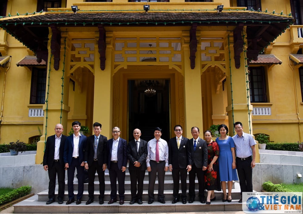 Thứ trưởng Nguyễn Quốc Cường chụp ảnh cùng với các thành viên Hiệp hội Doanh nhân người Việt Nam ở nước ngoài.