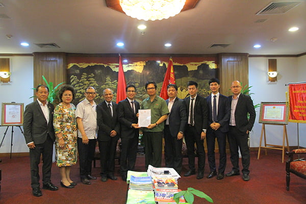 Chủ tịch VCCI - TS Vũ Tiến Lộc (thứ 5 từ phải vào) cùng đoàn Hiệp hội Doanh nhân Việt Nam ở nước ngoài