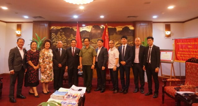 Ông Vũ Tiến Lộc, Chủ tịch VCCI chụp ảnh cùng Hiệp hội Doanh nhân người Việt Nam ở nước ngoài.