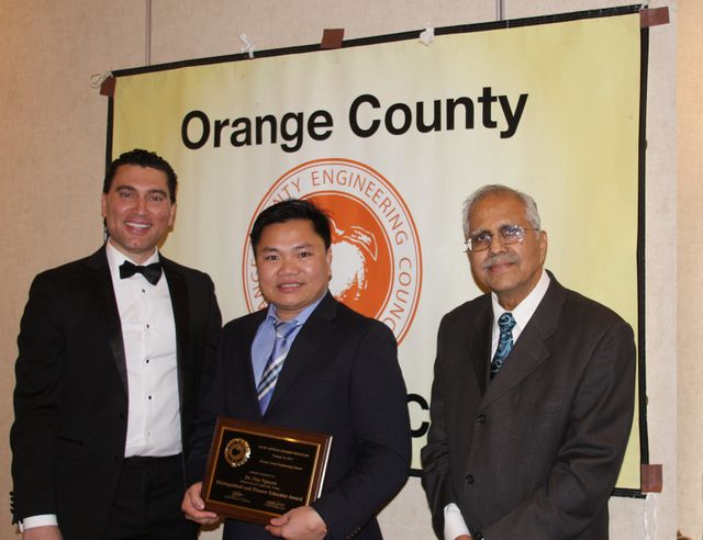 Anh Nguyễn Đình Phú trong lễ trao giải ngày 16/2 vừa qua tại Quận Cam, California (Hoa Kỳ). Ảnh: OCEC.